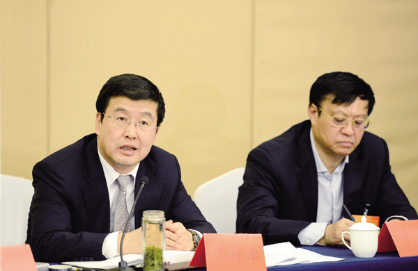巴特尔与政协委员讨论政府工作报告时强调:认真履行协商议政职责 为自治区经济社会发展建言献策